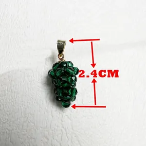 Détail du pendentif grappe en spinelle verte de 2,4 cm avec bélière en argent S925
