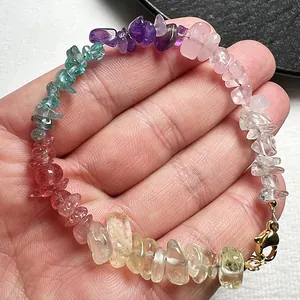 Detailansicht eines Regenbogen-Kristallarmbands mit natürlichen Amethyst- und Quarzsteinen