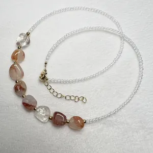 Dettaglio della collana di perline con quarzo fragola e catena dorata regolabile