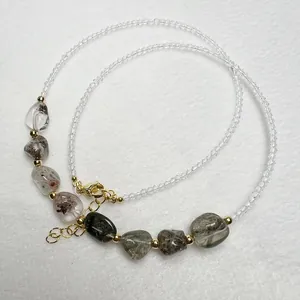 Collana artigianale di perline con spinello bianco e pietre naturali di quarzo fantasma