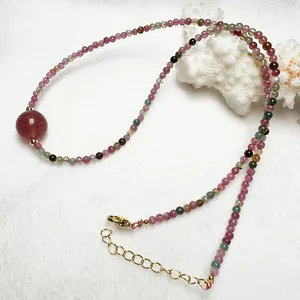 Collar de turmalina natural y cuarzo fresa con cierre ajustable de color dorado