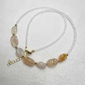Collana minimalista con spinello bianco, quarzo fragola e accenti in oro