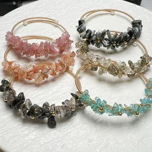 Détail de bracelets en éclats de cristal plaqués or 14K avec perles et pierres gemmes