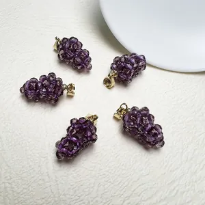 Vue détaillée de cinq pendentifs en forme de raisin violet avec boucles dorées