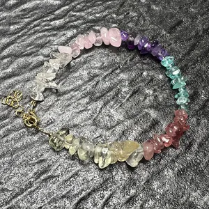 Regenbogen-Edelstein-Armband mit Amethyst und Rosenquarz Kristallen und Goldverschluss