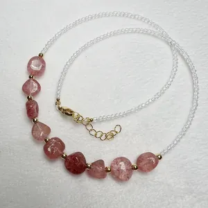Collana minimalista con quarzo fragola rosa e cristalli sfaccettati trasparenti