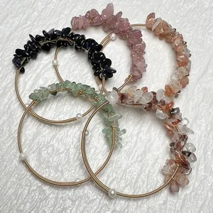 Gros plan sur des bracelets en pierre de quartz faits main avec perles d'eau douce et fil d'or