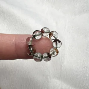 Dettaglio macro di un anello di perline in cristallo fantasma con inclusioni minerali