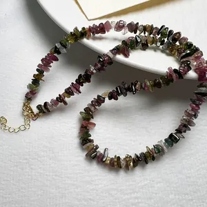 Collar de piedras de turmalina natural hechas a mano con astillas de colores y cierre dorado