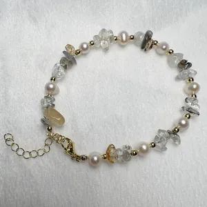 Natuurlijke zoetwaterparel en kristallen kralenarmband met gouden karabijnsluiting