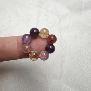 Primo piano di anello in perle di cristallo naturale multicolore con quarzo e ametista