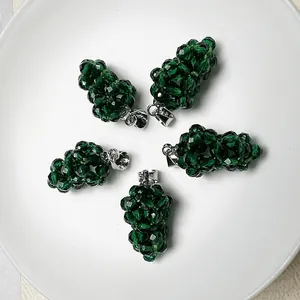 Pendentifs en grappe de spinelle vert foncé faits main sur une assiette en céramique