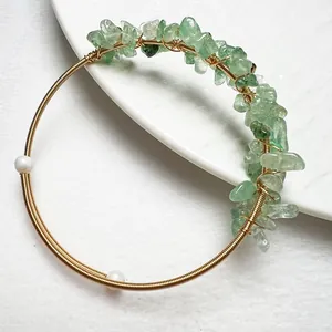 Vue détaillée du bracelet artisanal en fil doré avec pierres vertes concassées et perles