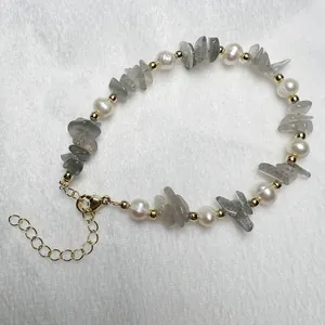 Handgemaakte zoetwaterparel armband met grijze natuursteen en gouden kralen