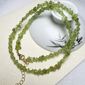 Collier de Pierres Naturelles Péridot et Apatite pour Femmes Perles de Cristal de Gemmes Irrégulières Avec Fermoir Plaqué Or et Chaîne d'Extension Bijoux