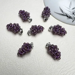 Vue détaillée de pendentifs raisins en spinelle violet fait main avec fermoirs en argent 925
