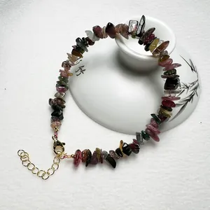 Collar de piedras de turmalina arcoíris naturales con cierre dorado ajustable