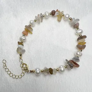 Armband met natuurlijke zoetwaterparels en kristallen met verstelbare gouden sluiting