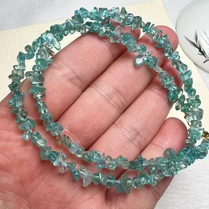 Détails du collier en pierres naturelles de péridot et apatite avec fermoir doré brillant