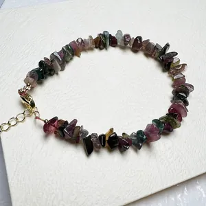 Detalle del collar de fragmentos de turmalina natural colorida con cierre dorado