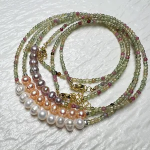 Détail de perles de tourmaline colorées et perles d'eau douce sur colliers superposés