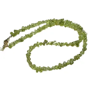 Collier en perles de péridot et apatite naturelle avec pierres vertes et fermoir doré