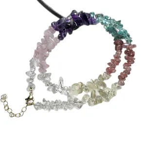 Regenbogen Edelstein Perlenkette mit Amethyst und Quarz auf weißem Hintergrund