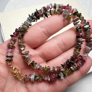 Detalle macro del collar de piedras de turmalina arcoíris natural con cierre dorado