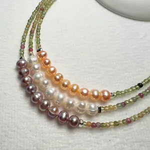 Détail du collier de perles d'eau douce avec tourmaline colorée en trois teintes