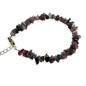 Collar de piedras de turmalina arcoíris natural con cierre de langosta dorado elegante