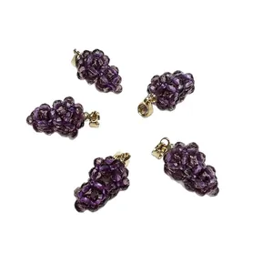 Pendentifs raisin en spinelle violet fait main avec fermoir doré sur fond blanc