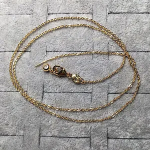Détail du collier chaîne en argent 925 plaqué or avec fermoir mousqueton