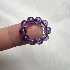 Dettaglio macro di un anello di perle in ametista naturale per la creazione di gioielli