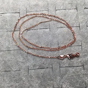 Élégante chaîne collier en or rose avec fermoir mousqueton classique et détail perle