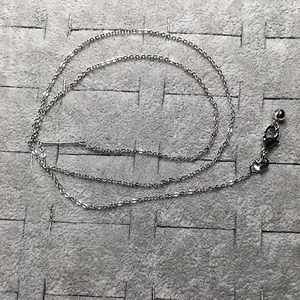 Détail macro d'un collier en argent sterling S925 avec fermoir mousqueton solide