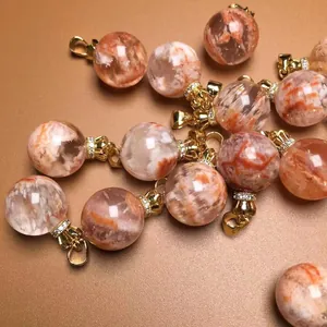 Colgante de cuarzo fantasma naranja pulido con enganche dorado y detalles de circonitas
