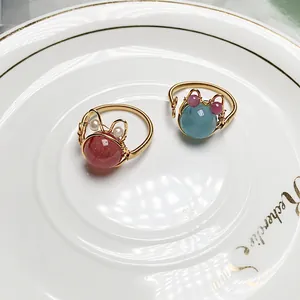 Detail von 14K goldgefüllten Drahtringen mit Erdbeerquarz und Katzenohren-Design