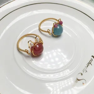 Detail von 14K Gold handgefertigten Katzenringen mit Erdbeerquarz und Perlenbesatz
