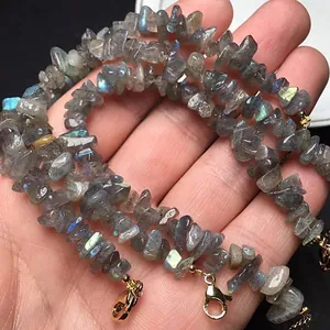 Detail van natuurlijke labradoriet edelsteen armband met goudkleurige verstelbare sluiting