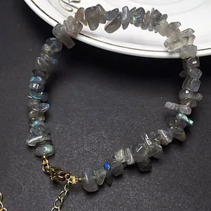 Detail van labradoriet armband met blauwe glans en goudkleurige karabijnsluiting