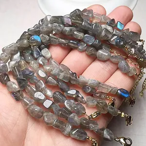 Detailopname van natuurlijke labradoriet armbanden met blauwe glans en gouden sluiting