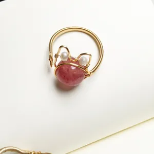 Handgefertigter Ring aus 14K Golddraht mit rosa Erdbeerquarz und weißen Perlenperlen