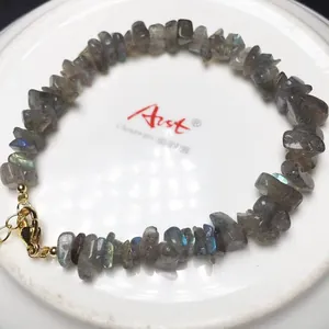 Detailweergave van een natuurlijke labradoriet armband met gouden verstelbare sluiting