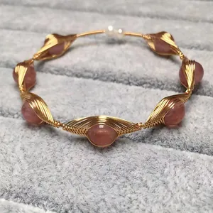 Pulsera artesanal de cuarzo fresa envuelta en hilo de oro de 14K con perlas blancas