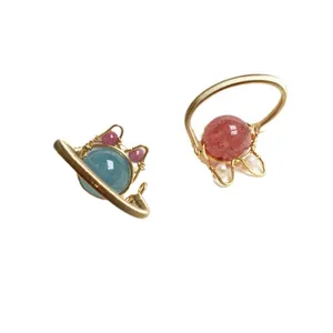 Handgefertigte Ringe aus 14K Goldfilled-Draht mit Erdbeerquarz und blauem Edelstein