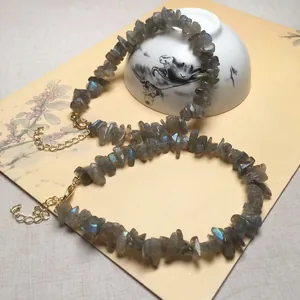 Natuurlijke labradoriet splitarmband met blauw vuur en verstelbare gouden karabijnsluiting