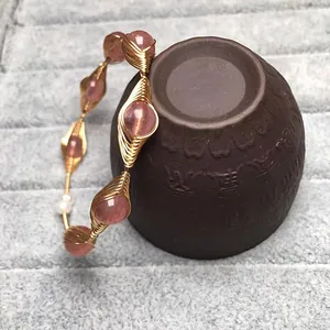 Pulsera artesanal de hilo de oro 14K con cuarzo fresa y elegantes perlas blancas