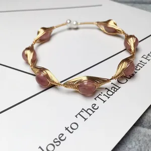 Collar artesanal de hilo dorado con cuarzo fresa rosa y elegantes perlas blancas