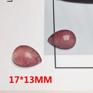 Macro di due gemme di quarzo fragola a forma di pera con venature minerali naturali