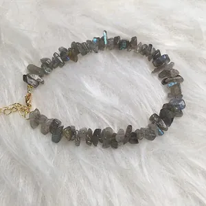 Detail van labradoriet stenen armband met verstelbare goudkleurige karabijnsluiting